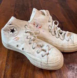 Converse Chuck Taylor All‎ Star High Top Butterfly Embroidered Cream A05979C 8.5 thumbnail 1
