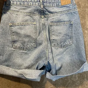 Zara Shorts Women's 6 Mom Jean Denim Cuffed Light Wash Blue High Rise Modest thumbnail 3