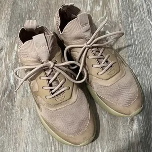 Vince Camuto Blush Sneakers Size 7.5 thumbnail 1