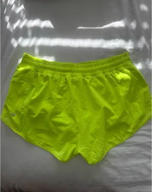 Lululemon Shorts Hotty Hot 2.5" Low-Rise thumbnail 2