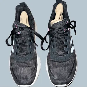 Skechers cloud foam black lace up kicks! thumbnail 4