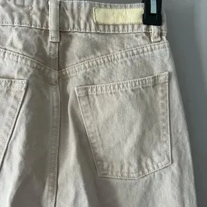 Zara Women's Cream High Rise Mom Jeans Straight Leg Denim Pants Size 0 thumbnail 5