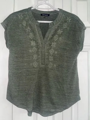 Cable & Gauge Green Embroidered Short Sleeve V-Neck Blouse thumbnail 1