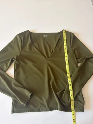 Old Navy Active Womens Olive Green cropped long sleeve workout V neck top medium thumbnail 2