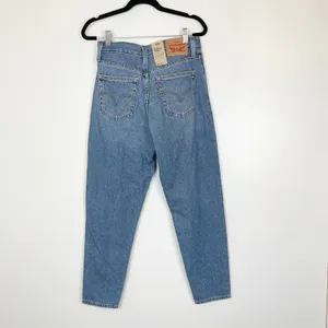 NWT Levi's High Waisted Mom Jean's Medium Wash Size 26x27 thumbnail 2