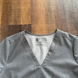 FIGS Casma Three Pocket Scrub Top Graphite Gray XS thumbnail 2