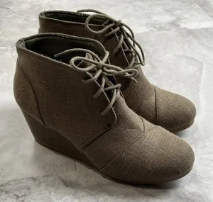 City Classified Women's Wedge‎ Heel Ankle Boot Olive size 9 thumbnail 1