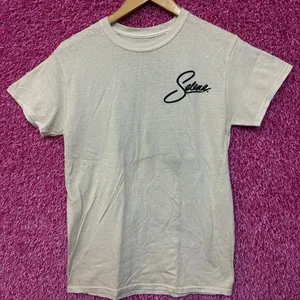 Selena Quintanilla Puffy Print Spell-Out The Queen of Tex-Mex Tee S thumbnail 3