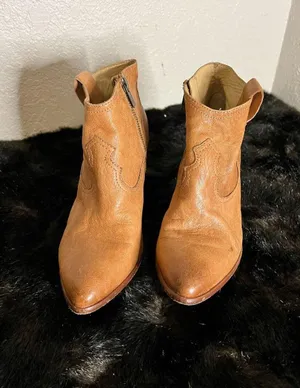 FRYE WM's Tan Reina's Camel Leather Booties Size 6.5 thumbnail 1