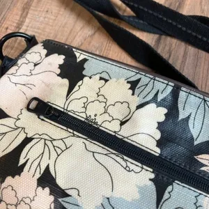 ‎Sakroots crossbody purse thumbnail 3