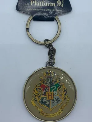 HARRY POTTER Hogwarts house crest and platform 9 3/4 keychain new in pac… thumbnail 8
