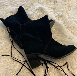 Toms Boots Size 11 Excellent Condition Color Black Heel 3” Stable Leather thumbnail 1