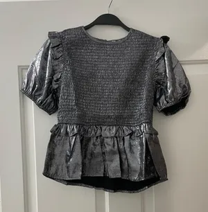 The Clothing Company | NWOT | Metallic Smocked Puff Sleeve Top | M | Dark Grey | CT7721 thumbnail 1