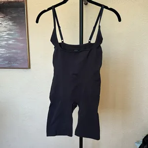 SKIMS Seamless Sculpt Butt Lifting Open Bust Bodysuit in Onyx Size M NWOB thumbnail 5
