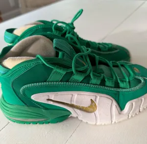 Nike Air Tennis Shoes size 6 youth thumbnail 1