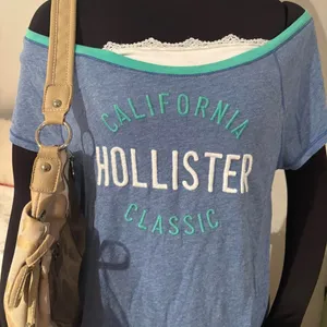 Women’s Y2K 2000s Hollister Blue Graphic Baby tee size M thumbnail 2