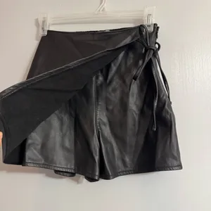 Abercrombie & Fitch Black Faux Leather Mini Skort Skirt Size‎ XXS thumbnail 5