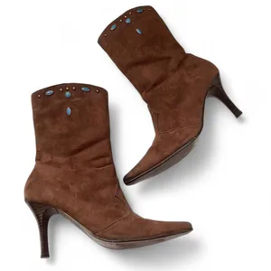 Y2K Western Boho Hippie Indie Gypsy Rave Festival Cowgirl Faux Suede Leather Kitten Ankle Boots Brown Pointed Toe Faux Turquoise Mid Calf 3” Stiletto #Coachella #Bohemian #Fantasy #Vintage #Whimsygoth 2000s Sz 6 thumbnail 1