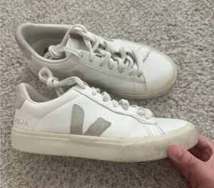 VEJA Sneakers thumbnail 1