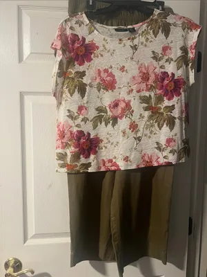 Tahari Olive Wide-Leg Pants with White Pink Floral Crop Top thumbnail 4