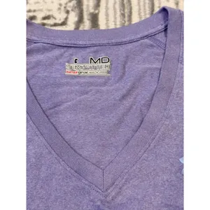 Under Armour women's medium (semi-fitted) purple V-neck Heatgear t-shirt thumbnail 2