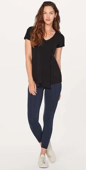 Lululemon Knot A Problem Tee Short Sleeves in Black Sz 4 / 6 thumbnail 1