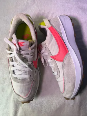 Nike Women's White & Coral Pink Swoosh Retro Runner thumbnail 6
