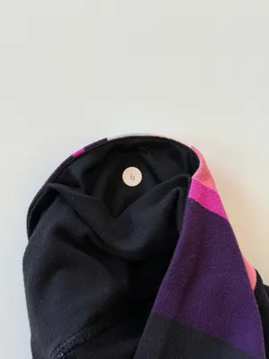 Reversible Lululemon Capri Leggings 6 Women’s Wunder Under Crop Black thumbnail 4
