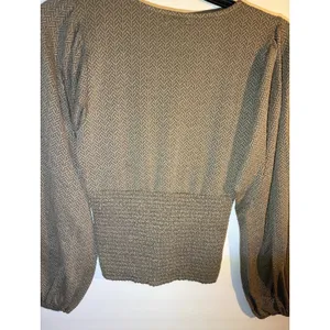 Gimmicks by BKE Women's Brown Herringbone Knit V-Neck Tie Long Sleeve Blouse M thumbnail 5