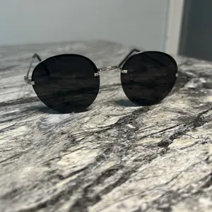 Stylish Round Black Sunglasses thumbnail 2
