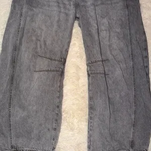 We The Free Good Luck Mid Rise Barrel Jeans in Falcon Grey Size 28 NWOT thumbnail 2
