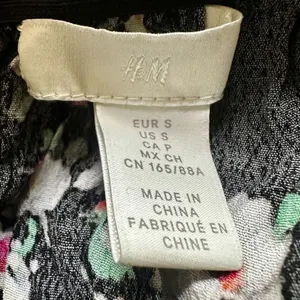 H & M black floral puff sleeve short sleeved top thumbnail 6