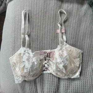 Victoria's Secret lace bra thumbnail 1