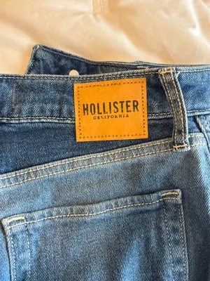 Hollister Ultra High-Rise Mom Jean thumbnail 7