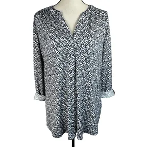 Roz & Ali Large Top Geometric Button-Up Stretch Long Roll-Tab Sleeves V-Neck thumbnail 2