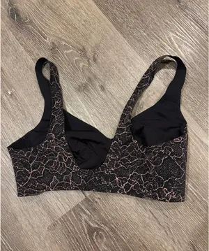 Lululemon Like Nothing Spanish Rose Black Sports Bra sz 34D thumbnail 3