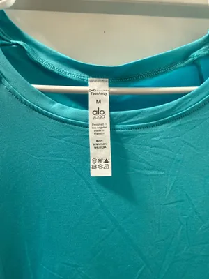 ALO Yoga Women's Long-Sleeve Crew in Bright Turquoise Never Been Worn thumbnail 4