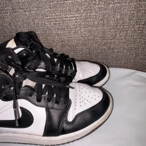 Nike Air Jordan 1 Mid Panda Women's 6.5 Black White DV0991-101 Sneakers thumbnail 2