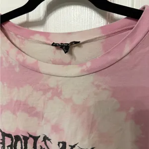 Dolls Kill tie dye spell out graphic tshirt size‎ large pink white thumbnail 3