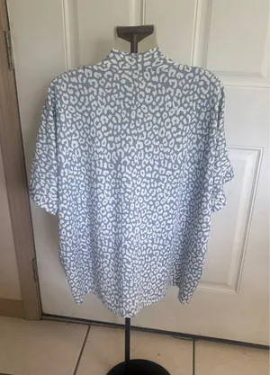 Large Morgan Clair gray/white leopard print V-neck short Sleeve tunic top. thumbnail 2