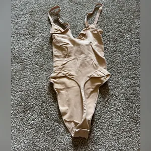 Skims Seamless Sculpting Thong Bodysuit in Clay thumbnail 2