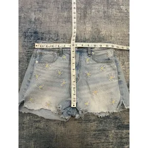 American Eagle Distressed Light Wash Daisy Embroidered Cut Off Mom Shorts Size 0 thumbnail 6