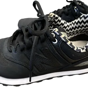 New Balance 574 Black & White Sneakers Women’s Size 5 thumbnail 2