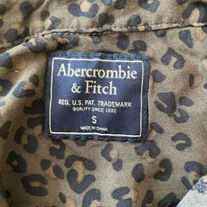 Abercrombie & Fitch Leopard Print Button Down Shirt Women’s Small thumbnail 3