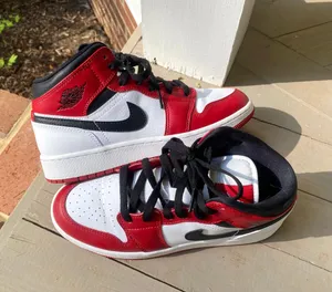 Nike Jordan 1 Mids thumbnail 1