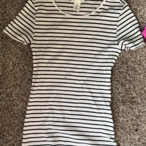 H & m Women’s White & Black Striped Short Sleeve Scoop Neck T-Shirt SIZE SMALL thumbnail 2