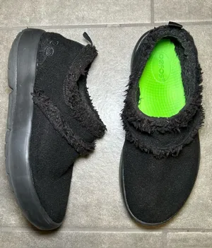 Oofos OOcoozie Black Sherpa Low Slip On Sneakers Women’s Shoe Size 9 thumbnail 1