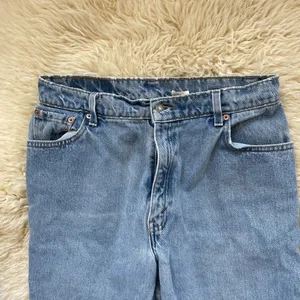 True vintage Levi’s 550s 90s vintage levis denim light wash relaxed fit tapered thumbnail 4