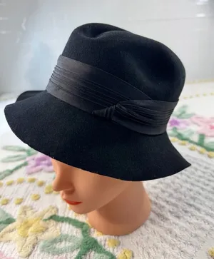 Vintage Betmar New York Black Wool Felt Cloche Hat Pleated Satin Ribbon‎ Band thumbnail 1