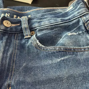 American Eagle Relaxed Mom Jeans Women’s Size 4 Medium Wash Frayed Hem thumbnail 9